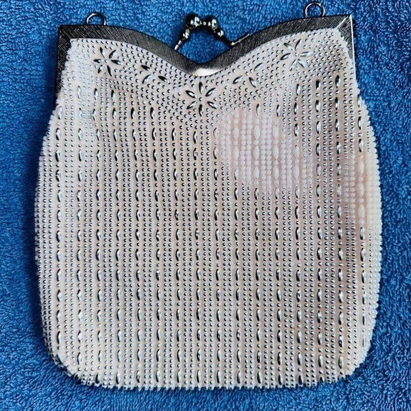 None and/or Unknown Handbags - Vintage Silver Tone Beaded Clutch Evening Metal Clasp Purse No Strap